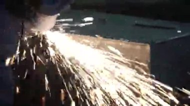 Yüksek hassasiyetli Cnc lazer kesim sac. Küçük. Lazer kesim baskı içinde. Modern sanayi teknoloji.