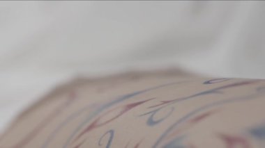 Kına. Mehndi dövmeli kadın bacaklarını kapat. Kadın bacakları güzel desenli Hd closeup