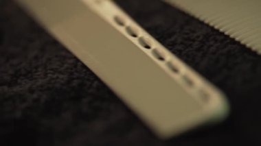 Beyaz peçete araçlarda berber. Çerçeve. Tıraş aksesuarları berber. Masaya yakın çekim Kuaför araçlardır. Kuaför makas tam aracı kurulu.