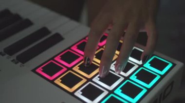 Makine canlı dizi oynama gece kulübünde davul. Hisse senedi. Dokunarak parmak yastıkları bir dijital beatmaker yakın çekim davul. DJ davul makinesi oynamaya kulüpte ayarla müzik çalmaya başlar.