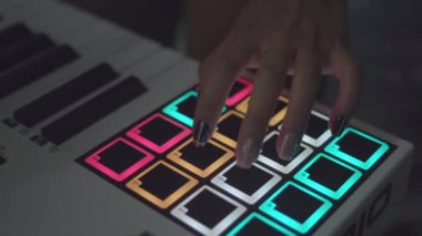 Makine canlı dizi oynama gece kulübünde davul. Hisse senedi. Dokunarak parmak yastıkları bir dijital beatmaker yakın çekim davul. DJ davul makinesi oynamaya kulüpte ayarla müzik çalmaya başlar.
