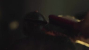 Erkek Kuaför tarak ile. Çerçeve. Kurutma saç adam. Erkek saç stili close-up. Kuaför üfleme saç adam. Styling Saç kurutma makinesi ile berber. Kuaförlük bitirmek.