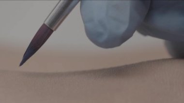 Kına dövme. Geçici dövme bir kadının bacak çizer. bir sanatçı el geçici çizimi closeup dövme birinde bacak Hd