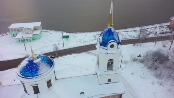 Vista Aérea Iglesia Rusia Clip Iglesia Pequeña Ciudad Durante Invierno — Vídeos de Stock