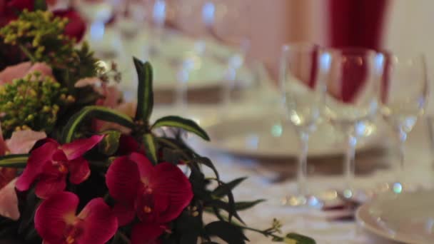 結婚式の夕食のテーブルを装飾されています シーン 豪華なディナーのために準備 エレガントなテーブルのクローズ アップ — ストック動画