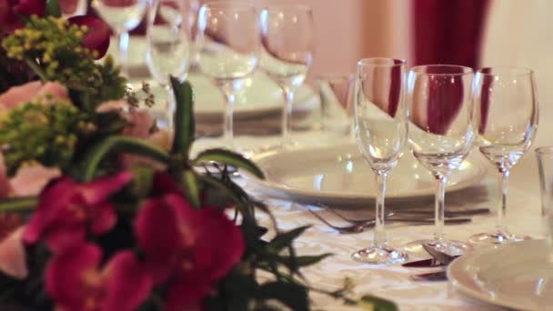 Διακοσμημένο Τραπέζι Για Δείπνο Γάμου Σκηνή Γκρο Πλαν Κομψό Πίνακα — Αρχείο Βίντεο