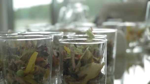 Nahaufnahme Von Grünem Salat Aus Tomaten Salat Und Crackern Gewürzt — Stockvideo