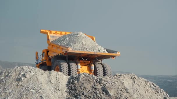 Camion Minier Lourd Décharge Minerai Dans Une Carrière Industrie Minière — Video