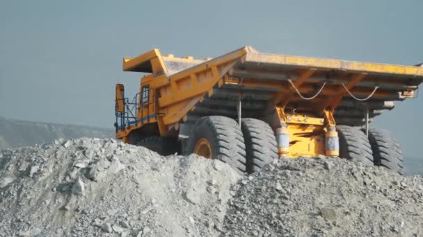 Les Gros Camions Benne Terminent Pour Décharger Minerai Quitter Carrière — Video