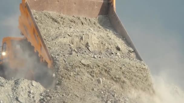 Gros Plan Sur Déchargement Minerai Calcaire Camion Minier Vue Dos — Video