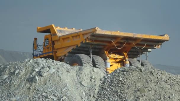 Les Gros Camions Benne Terminent Pour Décharger Minerai Quitter Carrière — Video