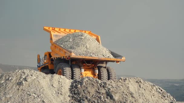 Camião Mineração Pesada Descarrega Minério Uma Pedreira Indústria Mineira — Vídeo de Stock