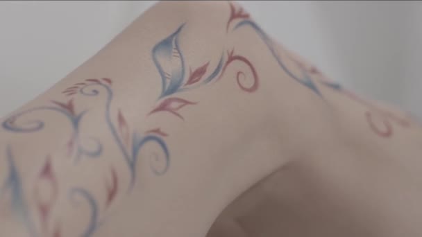 Henna Pernas Femininas Com Mehndi Tatuagem Perto Fechar Pernas Mulher — Vídeo de Stock