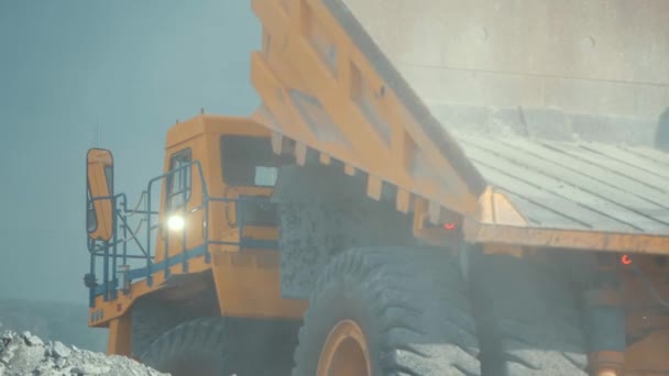 Gros Plan Sur Déchargement Minerai Calcaire Camion Minier Vue Dos — Video