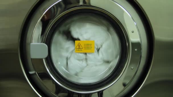 洗衣机近距离转动 工业洗衣机工作 工业洗衣机中洗衣服的特写 — 图库视频影像