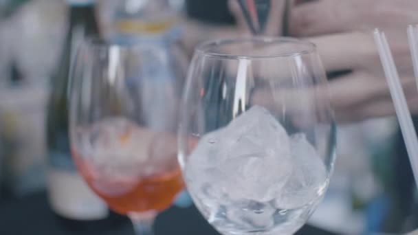 Close Coquetéis Laranja Copos Gelo Bebidas Perfeitas Verão — Vídeo de Stock
