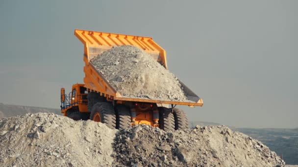 Chargeuse Minière Décharge Minerai Calcaire Roche Vue Arrière — Video