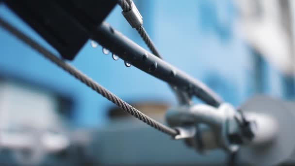Verbindung Mit Einem Stahlseil Nahaufnahme Von Metallteilen — Stockvideo