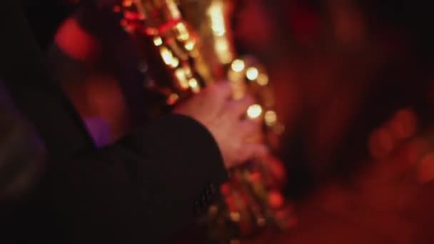 Schwenkbild Eines Saxofonspielers Aktien Männlicher Musiker Spielt Saxofon Nahaufnahme Rückansicht — Stockvideo