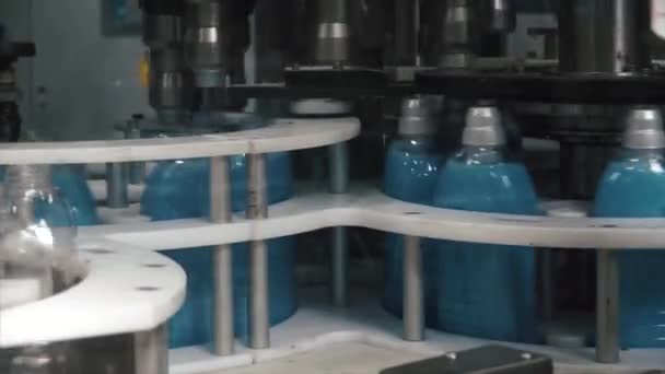 Otomatik Üretim Hattında Sıvı Deterjan Şarjör Şişeleme Için Makine — Stok video