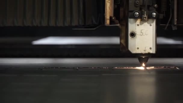 高精度 Cnc レーザー切断の金属板 クリップ 印刷にレーザー切断します 現代産業技術 — ストック動画