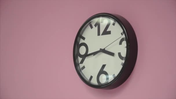 粉红墙上的钟墙上的办公室钟Hd — 图库视频影像