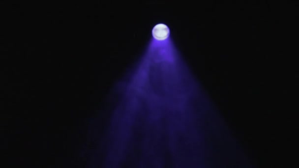 舞台照明 明るいステージ ランプが点滅します 在庫があります 煙で抽象的な青いスポット ライト — ストック動画