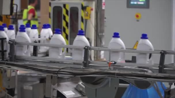 Bottiglie Plastica Linea Produzione Clip Bottiglie Sulla Linea Produzione Farmaceutica — Video Stock