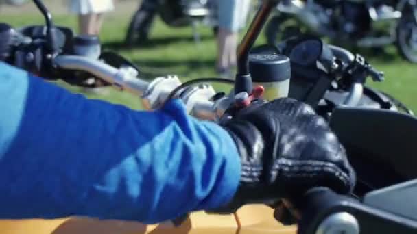Uomo Controlla Maniglia Della Moto Clip Una Mano Uomo Girare — Video Stock