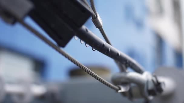 Çelik Kablo Ile Bağlantı Metal Parçalar Close — Stok video