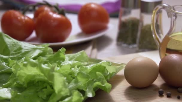 Färska Ingredienser För Kost Och Låga Kalorier Scen Körsbärstomater Paprika — Stockvideo