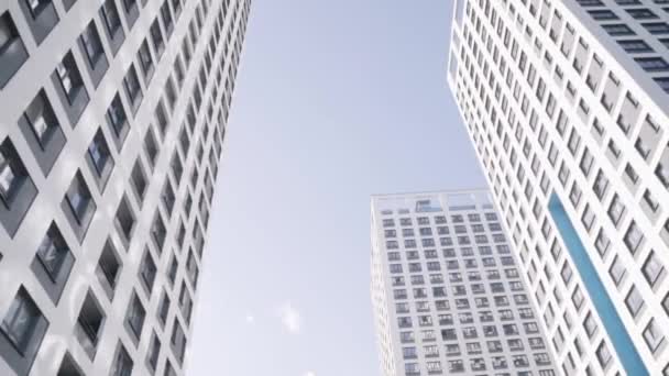 在蓝天的映衬下的摩天大楼 从下面查看 — 图库视频影像