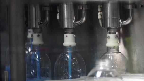 Otomatik Üretim Hattında Sıvı Deterjan Şarjör Şişeleme Için Makine — Stok video