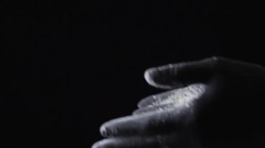 Close-Up un elinden silerek bir şef. Çerçeve. Ağır çekim toz parçacıkları. Bel soğukluğu Şef. Eller alkışlar Şef un kaplı. Bir iş günü kavram sonu.