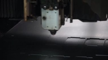 Yüksek hassasiyetli Cnc lazer kesim sac. Küçük. Lazer kesim baskı içinde. Modern sanayi teknoloji.