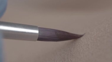 Kına dövme. Geçici dövme bir kadının bacak çizer. bir sanatçı el geçici çizimi closeup dövme birinde bacak Hd