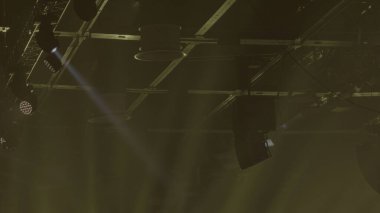 Spot ışıklarının yanıp sönen ışıkları. Stok görüntüleri. Parlayan spot ışıklarının olduğu konser salonu. LED ekipmanlı tavan görüntüsü.