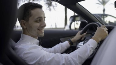 Arabayla randevu. Başla. Direksiyondaki genç bir adam karısını arabayla götürür. Yüksek kalite 4k görüntü