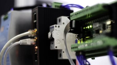 Çalışma mekanizmaları. Hareket. Güç kaynağına bağlı parlak kablolar ve farklı renklerde yanma. Yüksek kaliteli FullHD görüntüler