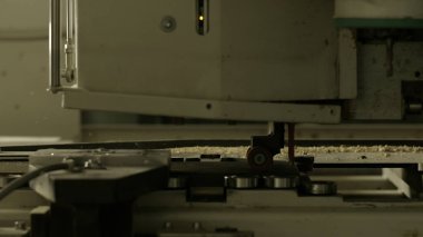 Kesme aleti. Yaratıcı. Malzemeleri büyük bir hızla kesen büyük bir makine. Yüksek kalite 4k görüntü