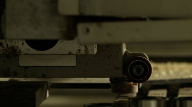 Yeni teknolojiler üzerinde çalışıyoruz. Yaratıcı. Çabucak çalışan tahta makinesine çivi çakmak. Yüksek kalite 4k görüntü