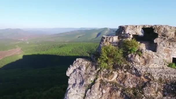Vue Aérienne Une Belle Chaîne Montagne Survolant Une Haute Falaise — Video