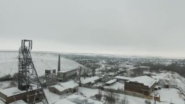 Kar altında terk edilmiş fabrika. Görüntü. Kışın terk edilmiş sanayi binası. Hava Görünümü HD
