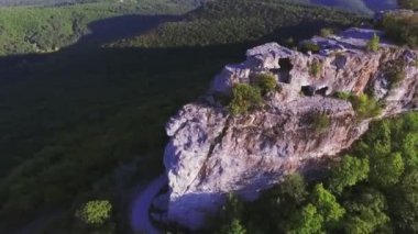 Hava güzel dağ aralığının yüksek uçurumun üzerinden uçmak. Vurdu. Destansı ölçekli yüksek irtifa doğa manzara güzellik arka plan havadan görünümü kayalar. Uzak kayaya görünümünü.