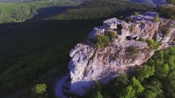 Повітря Прекрасного Гірського Хребта Літає Над Високим Скелетом Постріл Rocks — стокове відео