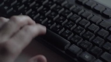 Parmağınızla tuşuna basarak. Erkek parmak portre siyah bilgisayar klavye üzerindeki düğmeye basmadan. Adam endişeyle yer anahtar presler.