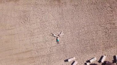 Grup arkadaşıyla sahilde uzanmış. Video. Tropikal tatil günlerinde deniz. Mutlu insanların yaz seyahat zevk üstten görünüm.