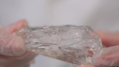 Bilim adamı holding elinde ham kristal örneği. Kaya kristali maden Hd bir parçası tutan erkek el