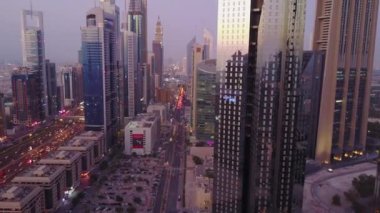 Dubai 'den hava görüntüsü. Dubai Marina Yürüyüşü 'ndeki yerleşim yeri gökdelenlerinin fütüristik görüntüsü. Dubai hava şeridi güzel bir günde 4K