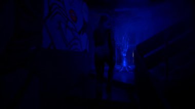 Gece kulübündeki genç kadınlar. Göz kamaştırıcı sarışın güzellik, dikiz aynası. Güzel dansçı kız. Kız gece kulübünde merdivenlerden yukarı çıkıyor, dikiz aynası 4K.